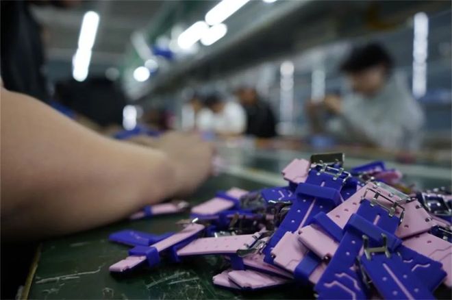 产业带工厂集结淘特迎战双十一，“江西打工妹”借势掘金智能手表市场